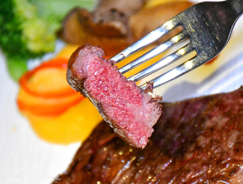 平價也能吃到炭火直烤的《A5和牛臀心8盎司》牛排（當日壽星享六折） -