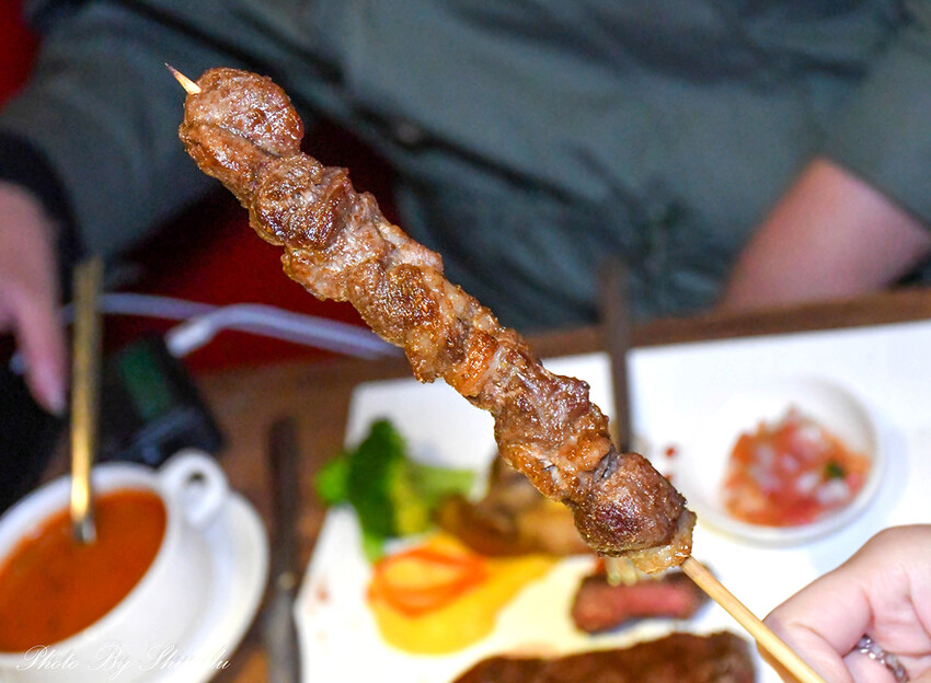 平價也能吃到炭火直烤的《A5和牛臀心8盎司》牛排（當日壽星享六折） -