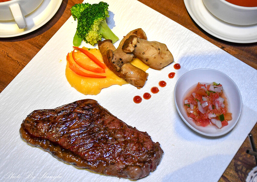 平價也能吃到炭火直烤的《A5和牛臀心8盎司》牛排（當日壽星享六折） -