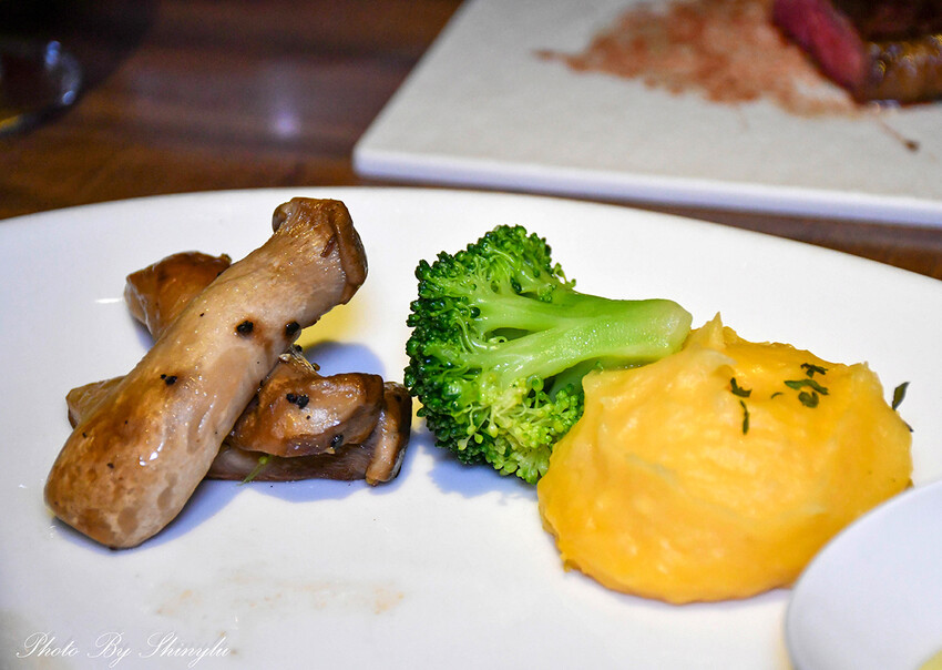 平價也能吃到炭火直烤的《A5和牛臀心8盎司》牛排（當日壽星享六折） -