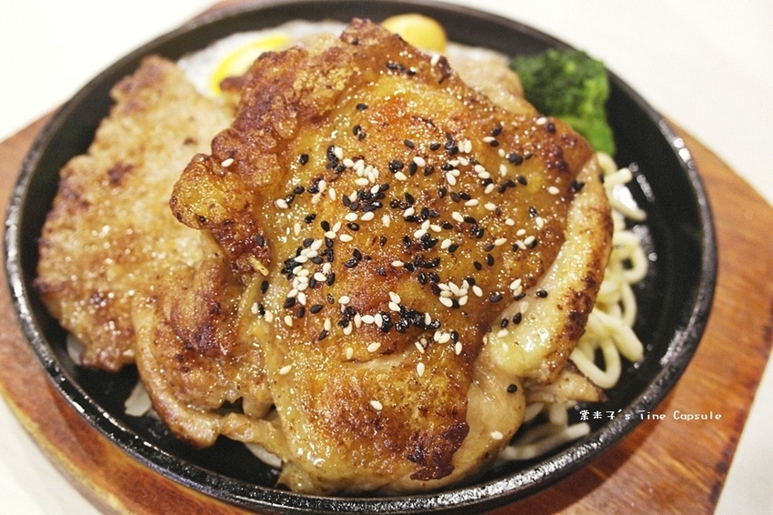 魔力牛牛排館-台南平價牛排，肉份量多，還可免費加麵!!物超所值!(台南安中店)