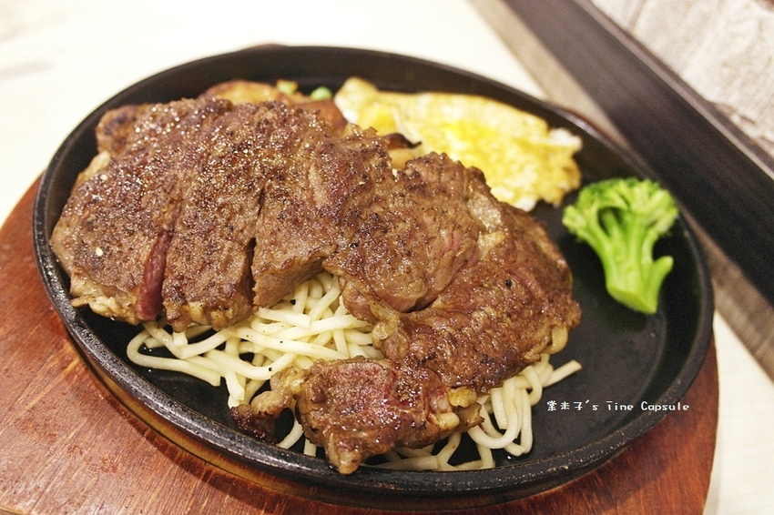 魔力牛牛排館-台南平價牛排，肉份量多，還可免費加麵!!物超所值!(台南安中店)