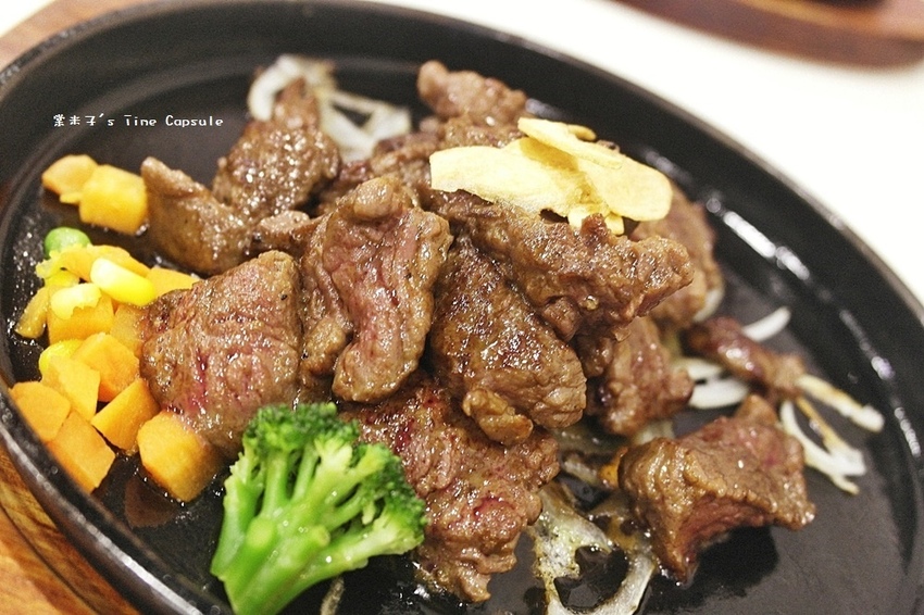 魔力牛牛排館-台南平價牛排，肉份量多，還可免費加麵!!物超所值!(台南安中店)