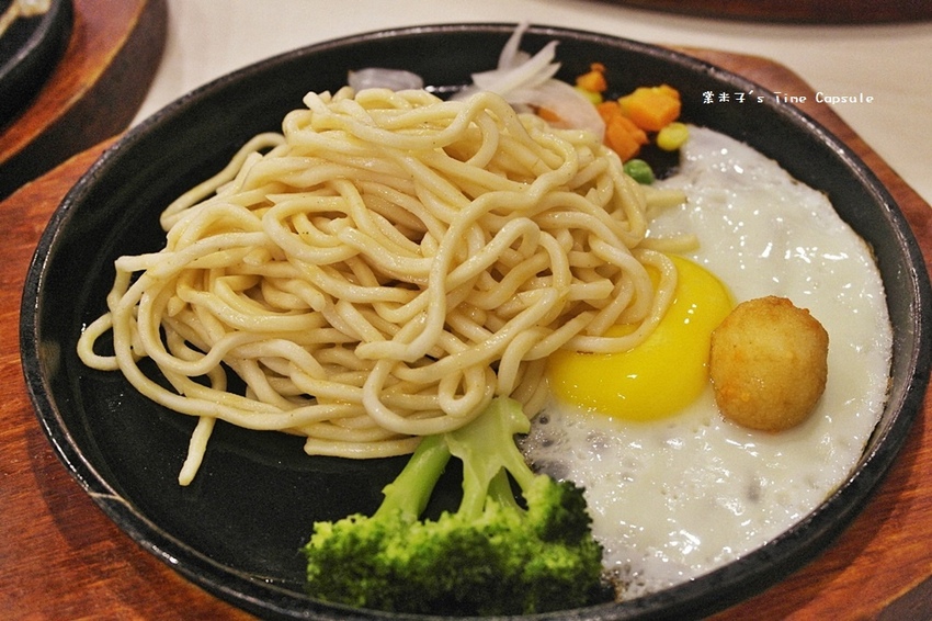 魔力牛牛排館-台南平價牛排，肉份量多，還可免費加麵!!物超所值!(台南安中店)