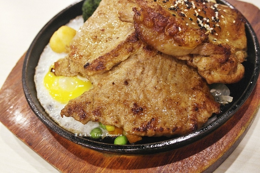 魔力牛牛排館-台南平價牛排，肉份量多，還可免費加麵!!物超所值!(台南安中店)