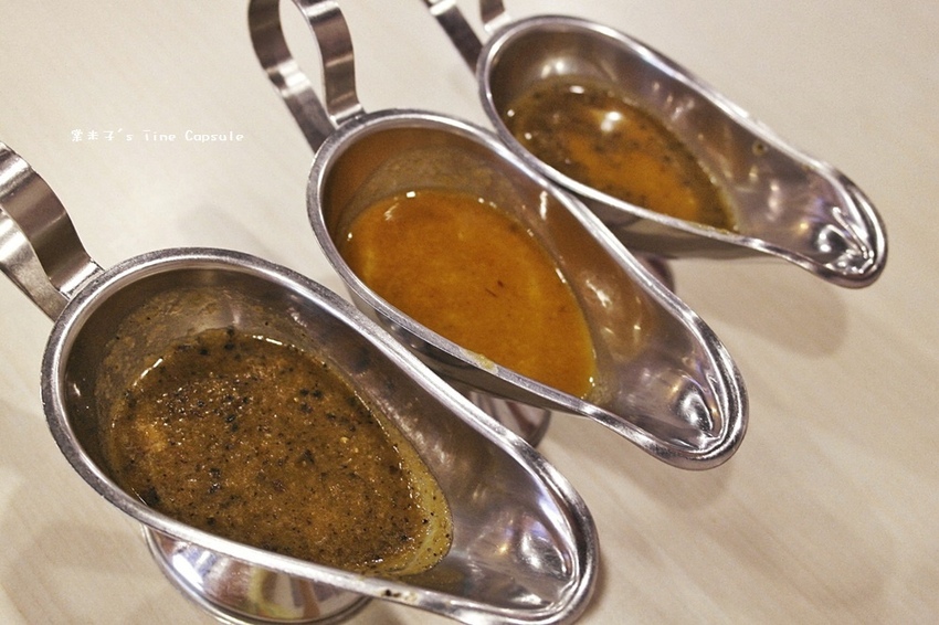 魔力牛牛排館-台南平價牛排，肉份量多，還可免費加麵!!物超所值!(台南安中店)