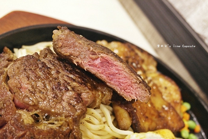 魔力牛牛排館-台南平價牛排，肉份量多，還可免費加麵!!物超所值!(台南安中店)