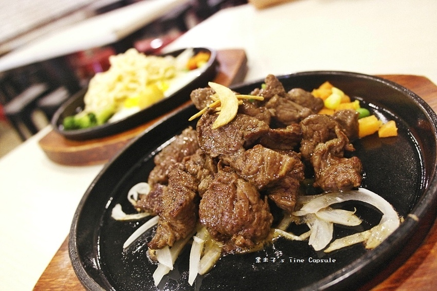 魔力牛牛排館-台南平價牛排，肉份量多，還可免費加麵!!物超所值!(台南安中店)