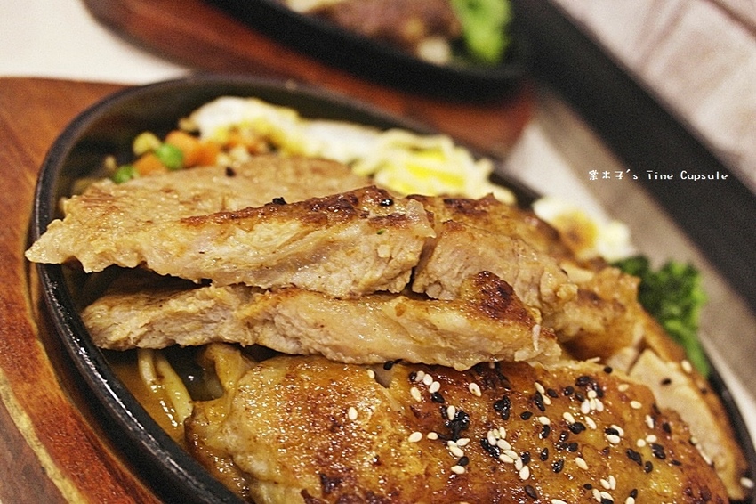 魔力牛牛排館-台南平價牛排，肉份量多，還可免費加麵!!物超所值!(台南安中店)