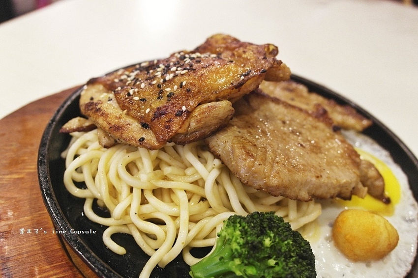 魔力牛牛排館-台南平價牛排，肉份量多，還可免費加麵!!物超所值!(台南安中店)