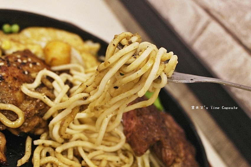 魔力牛牛排館-台南平價牛排，肉份量多，還可免費加麵!!物超所值!(台南安中店)