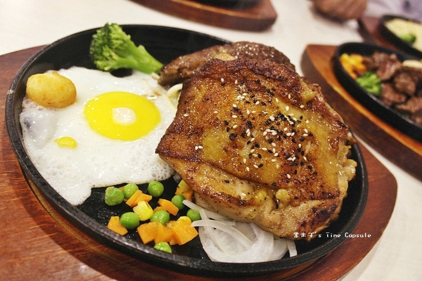 魔力牛牛排館-台南平價牛排，肉份量多，還可免費加麵!!物超所值!(台南安中店)