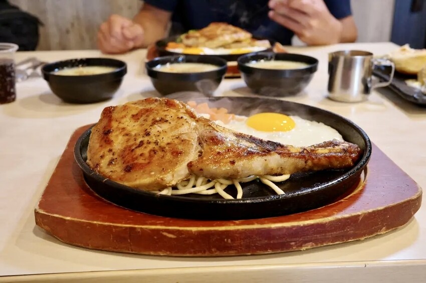 【台南平價牛排】魔力牛｜平價牛排吃起來也能很有水準！豬排表現