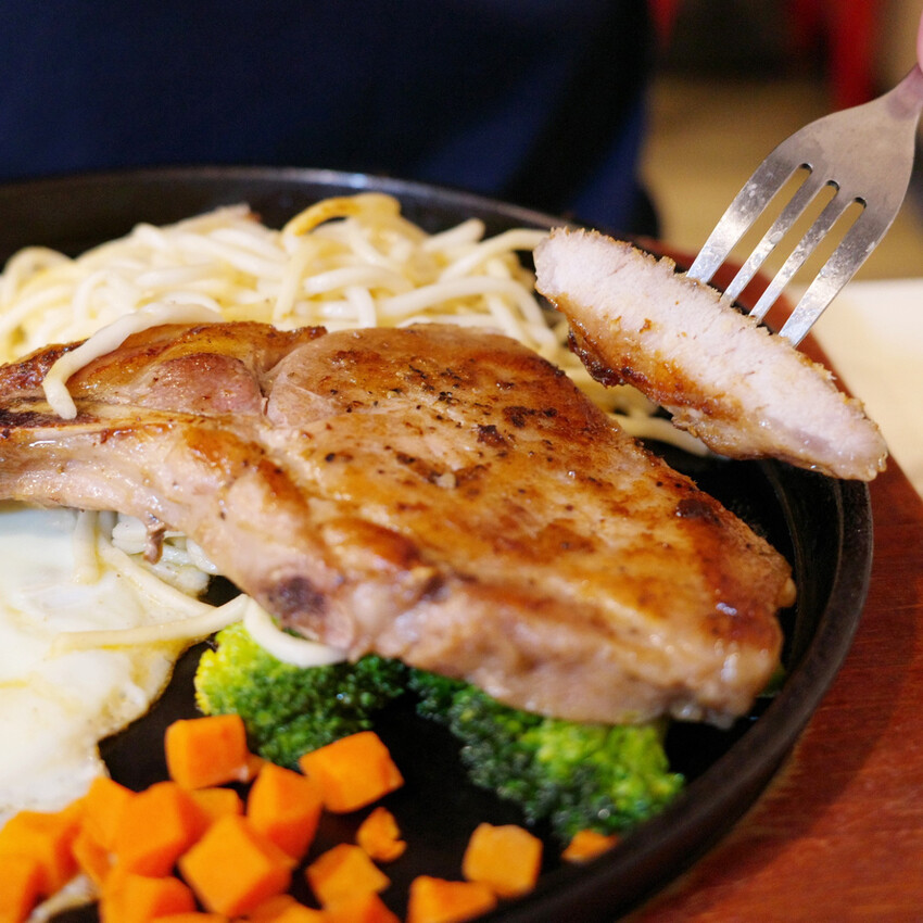 【台南平價牛排】魔力牛｜平價牛排吃起來也能很有水準！豬排表現