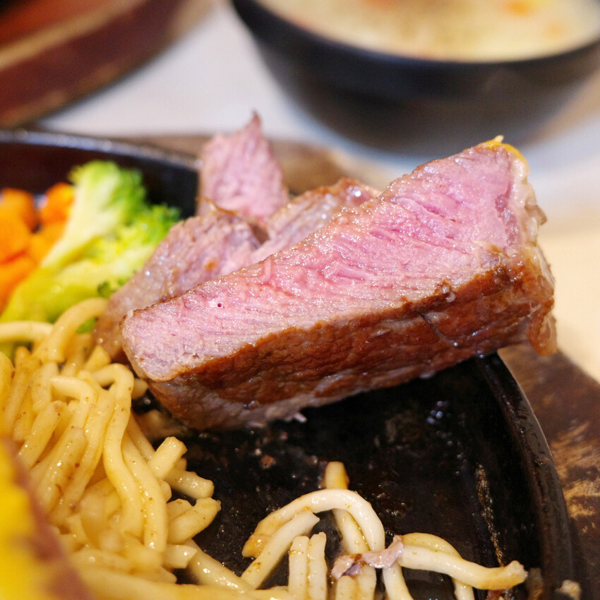 【台南平價牛排】魔力牛｜平價牛排吃起來也能很有水準！豬排表現