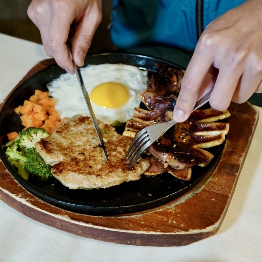 【台南安南區平價牛排推薦】魔力牛平價牛排｜雙拼270起，海陸