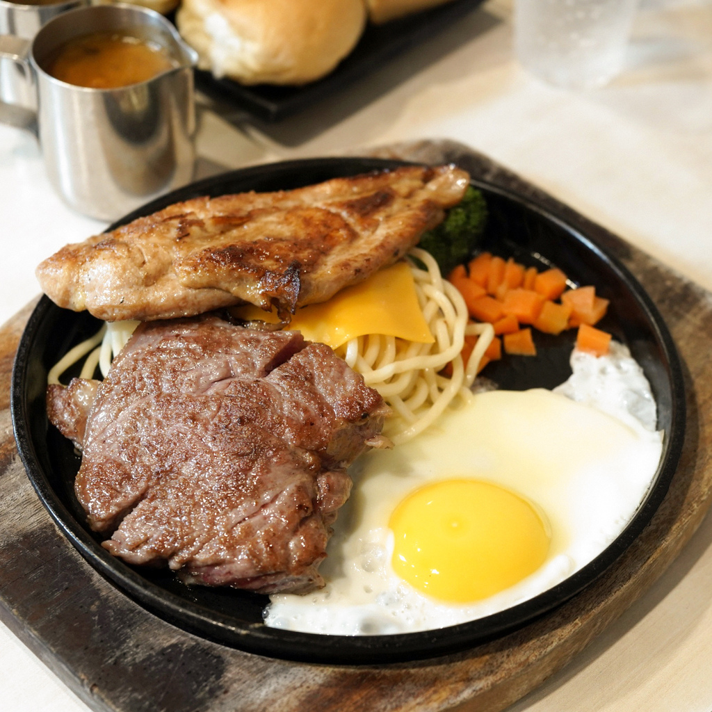 【台南平價牛排】魔力牛牛排館│雙拼大滿足！份量大選擇多超有C