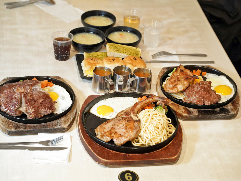 【台南平價牛排】魔力牛牛排館│雙拼大滿足！份量大選擇多超有C