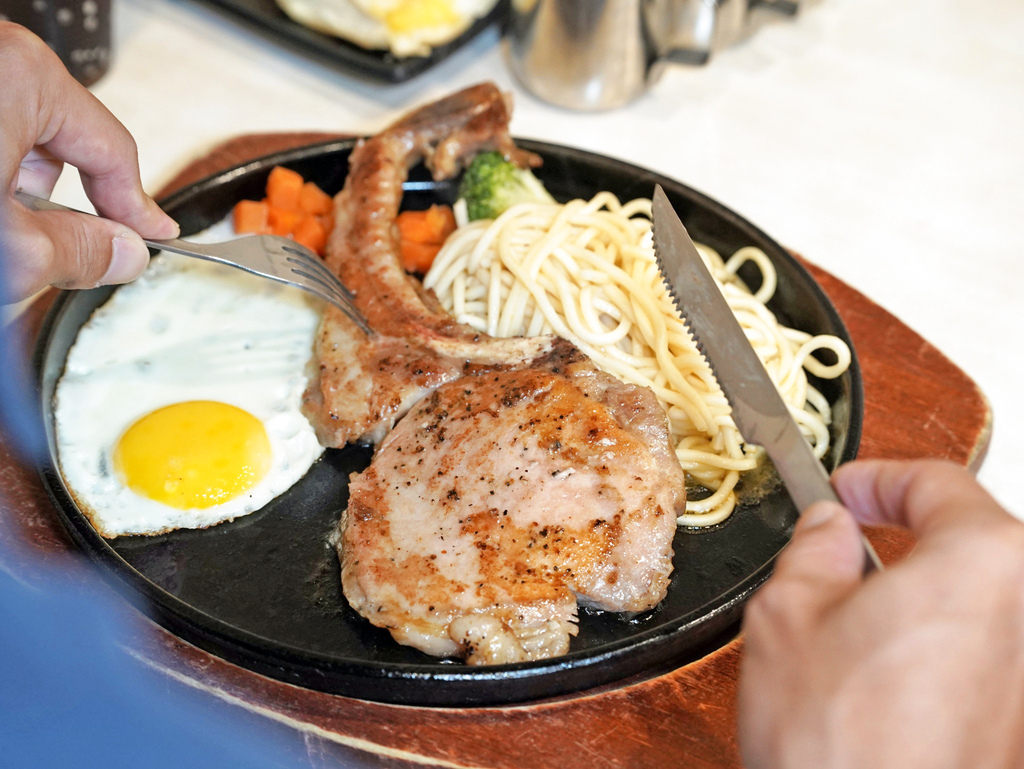 【台南平價牛排】魔力牛牛排館│雙拼大滿足！份量大選擇多超有C