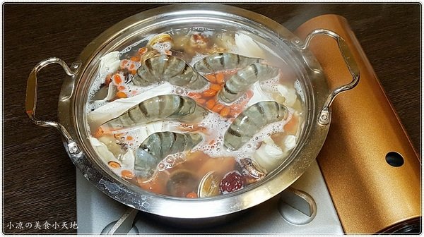 新家香 沙茶火鍋城：新家香沙茶火鍋城║食尚玩家推薦，燒酒烏骨雞、燒酒大草蝦，火鍋、串燒一次滿足(還有個人鍋唷)