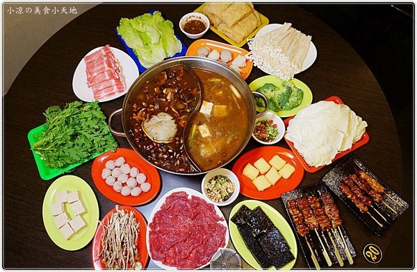 新家香 沙茶火鍋城：新家香沙茶火鍋城║食尚玩家推薦，燒酒烏骨雞、燒酒大草蝦，火鍋、串燒一次滿足(還有個人鍋唷)