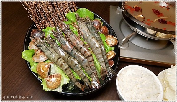 新家香 沙茶火鍋城：新家香沙茶火鍋城║食尚玩家推薦，燒酒烏骨雞、燒酒大草蝦，火鍋、串燒一次滿足(還有個人鍋唷)