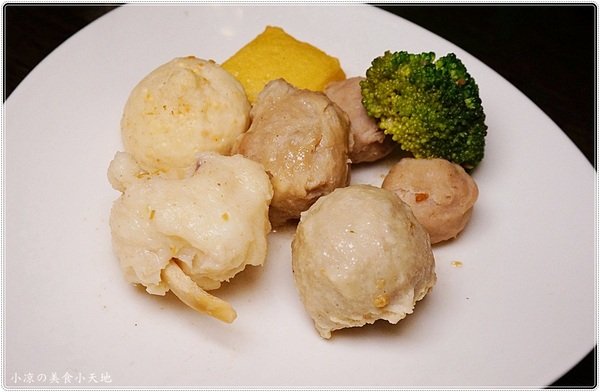 新家香 沙茶火鍋城：新家香沙茶火鍋城║食尚玩家推薦，燒酒烏骨雞、燒酒大草蝦，火鍋、串燒一次滿足(還有個人鍋唷)