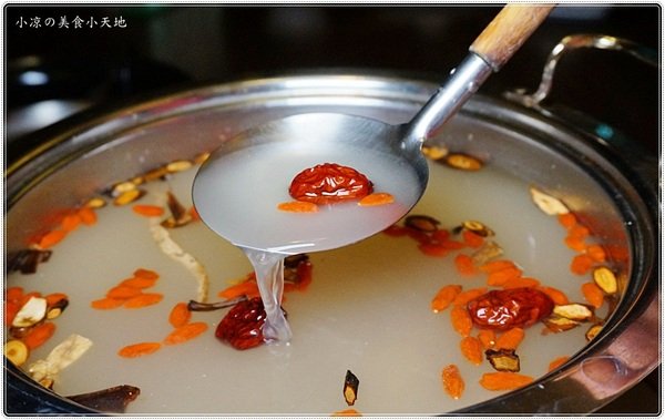 新家香 沙茶火鍋城：新家香沙茶火鍋城║食尚玩家推薦，燒酒烏骨雞、燒酒大草蝦，火鍋、串燒一次滿足(還有個人鍋唷)