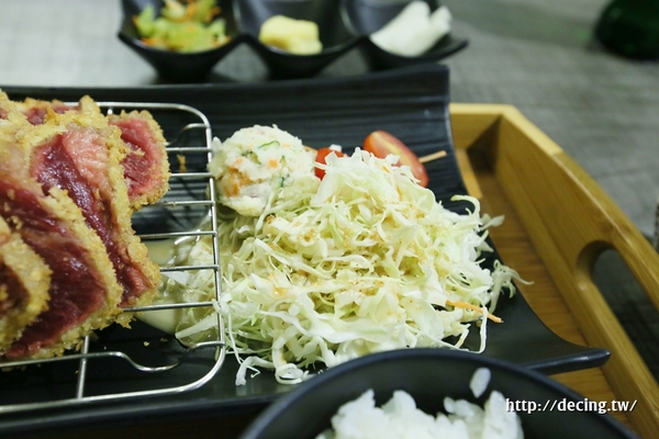 惠美須炸牛排專門店：【台南美食】惠美須炸牛排專門店：獨家販售！先炸後烤好醋V，一片牛排給你兩種口感享受