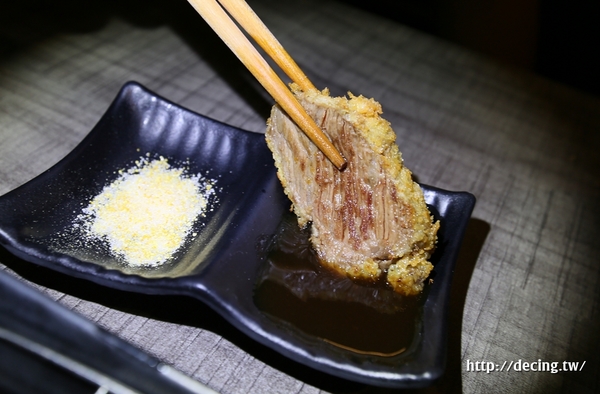 惠美須炸牛排專門店：【台南美食】惠美須炸牛排專門店：獨家販售！先炸後烤好醋V，一片牛排給你兩種口感享受