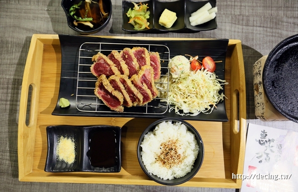 惠美須炸牛排專門店：【台南美食】惠美須炸牛排專門店：獨家販售！先炸後烤好醋V，一片牛排給你兩種口感享受