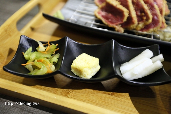 惠美須炸牛排專門店：【台南美食】惠美須炸牛排專門店：獨家販售！先炸後烤好醋V，一片牛排給你兩種口感享受