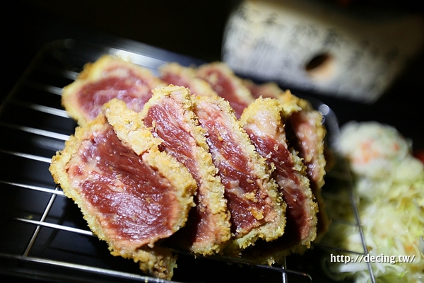 惠美須炸牛排專門店：【台南美食】惠美須炸牛排專門店：獨家販售！先炸後烤好醋V，一片牛排給你兩種口感享受