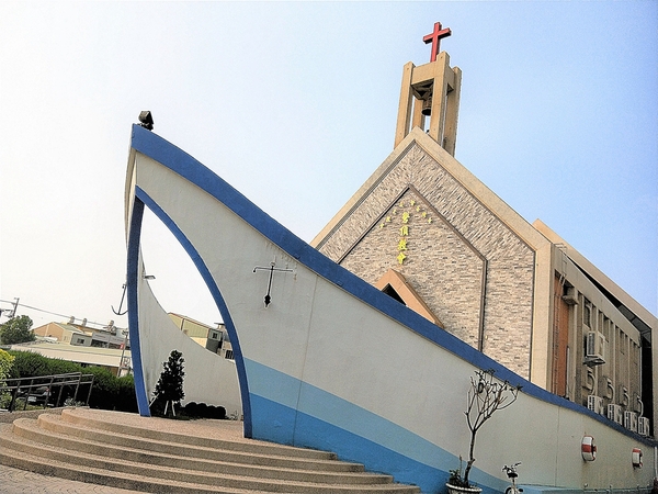 磐頂教會:【台中龍井景點】磐頂教會~線條優美船身設計,航出諾雅方舟意境