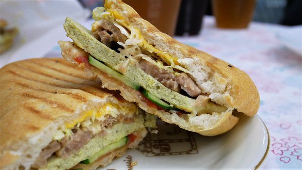 【台南市-南區】豆渣不渣的『豆渣麵包』及專屬的『客製化蛋糕』~一次購買雙重享受的『挖蛋糕分享盒』,都在【觀光城39號】唷٩(๑^ 3 ^๑)۶