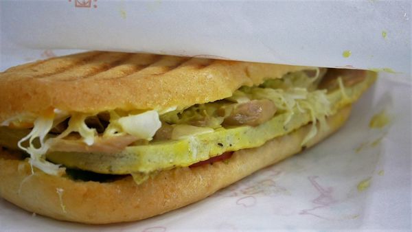 【台南市-南區】豆渣不渣的『豆渣麵包』及專屬的『客製化蛋糕』~一次購買雙重享受的『挖蛋糕分享盒』，都在【觀光城39號】唷٩(๑^ 3 ^๑)۶