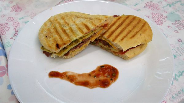 【台南市-南區】豆渣不渣的『豆渣麵包』及專屬的『客製化蛋糕』~一次購買雙重享受的『挖蛋糕分享盒』,都在【觀光城39號】唷٩(๑^ 3 ^๑)۶