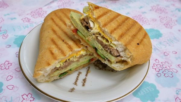 【台南市-南區】豆渣不渣的『豆渣麵包』及專屬的『客製化蛋糕』~一次購買雙重享受的『挖蛋糕分享盒』,都在【觀光城39號】唷٩(๑^ 3 ^๑)۶