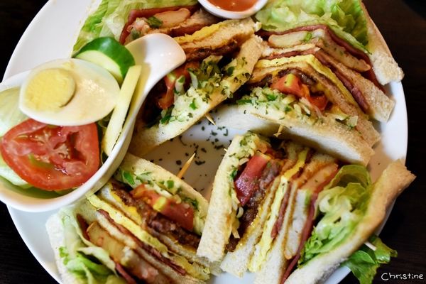 【新北。美食】 新莊 / Ça Va 早安•日安，巷弄內高CP值早午餐，豪華總匯拼盤，完整Menu，近捷運新莊站 / 近新莊運動公園