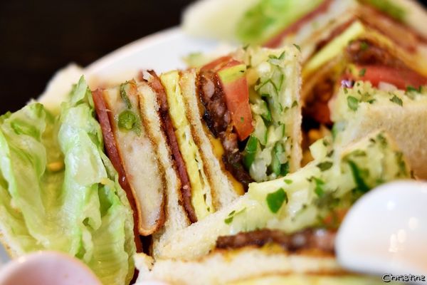 【新北。美食】 新莊 / Ça Va 早安•日安，巷弄內高CP值早午餐，豪華總匯拼盤，完整Menu，近捷運新莊站 / 近新莊運動公園