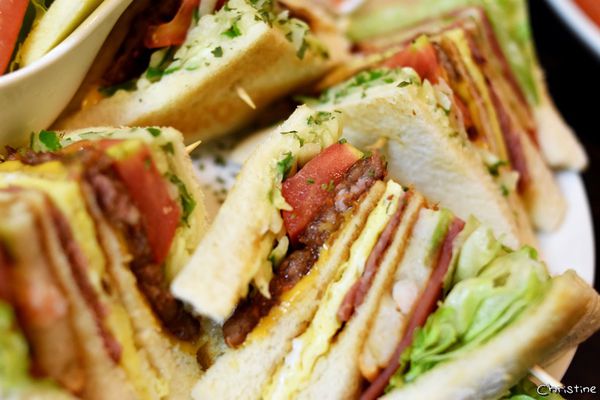 【新北。美食】 新莊 / Ça Va 早安•日安，巷弄內高CP值早午餐，豪華總匯拼盤，完整Menu，近捷運新莊站 / 近新莊運動公園