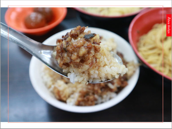 【苗栗美食】阿木師現做赤肉焿-竹南店,傳承三代的古早味滷肉飯,滷肉噴香不油膩,值得一吃-01.jpg 【苗栗美食】阿木師現做赤肉焿-竹南店,傳承三代的古早味滷肉飯,滷肉噴香不油膩,值得一吃-01.jpg