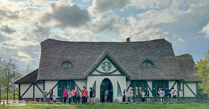 享受高性價比住宿就在洄瀾窩青年旅舍!位於花蓮火車站前,提供舒適的住宿環境,加上國旅補助,最低0元入住,讓旅程更輕鬆。