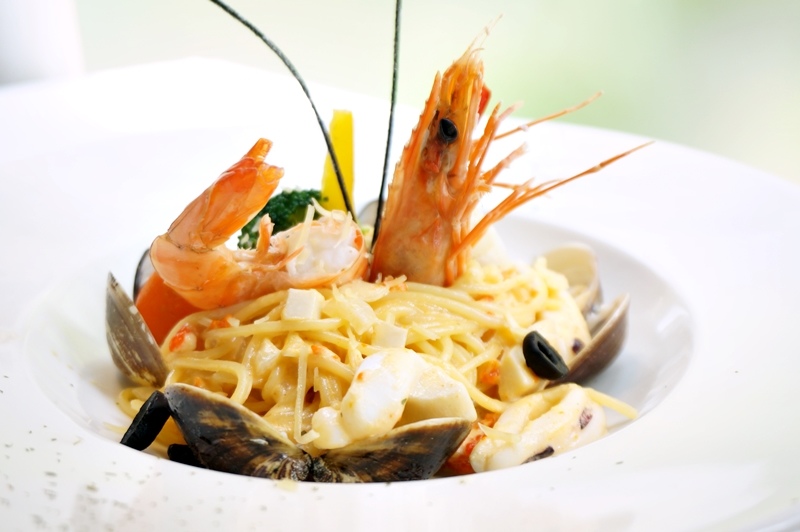 【台南市-東區】飛饗義法典藏料理。C/P值頗高的義法料理~有義大利麵、燉飯、排餐還有採預約制的法式料理,另有女生愛的下午茶哦~激推甜點藍莓乳酸優格冰淇淋