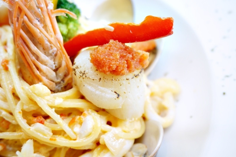 【台南市-東區】飛饗義法典藏料理。C/P值頗高的義法料理~有義大利麵、燉飯、排餐還有採預約制的法式料理,另有女生愛的下午茶哦~激推甜點藍莓乳酸優格冰淇淋