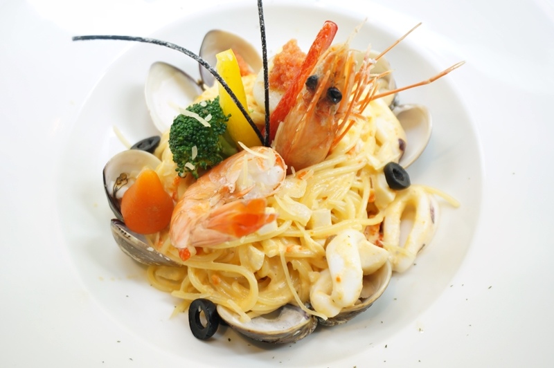 【台南市-東區】飛饗義法典藏料理。C/P值頗高的義法料理~有義大利麵、燉飯、排餐還有採預約制的法式料理,另有女生愛的下午茶哦~激推甜點藍莓乳酸優格冰淇淋