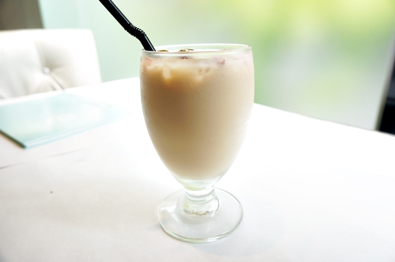 【台南市-東區】飛饗義法典藏料理。C/P值頗高的義法料理~有義大利麵、燉飯、排餐還有採預約制的法式料理,另有女生愛的下午茶哦~激推甜點藍莓乳酸優格冰淇淋