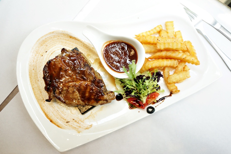 【台南市-東區】飛饗義法典藏料理。C/P值頗高的義法料理~有義大利麵、燉飯、排餐還有採預約制的法式料理,另有女生愛的下午茶哦~激推甜點藍莓乳酸優格冰淇淋