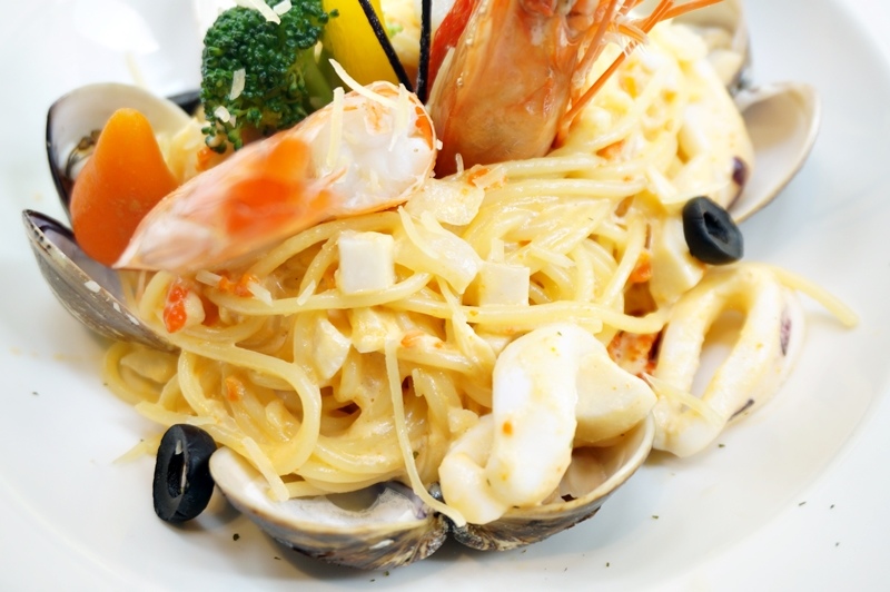 【台南市-東區】飛饗義法典藏料理。C/P值頗高的義法料理~有義大利麵、燉飯、排餐還有採預約制的法式料理,另有女生愛的下午茶哦~激推甜點藍莓乳酸優格冰淇淋