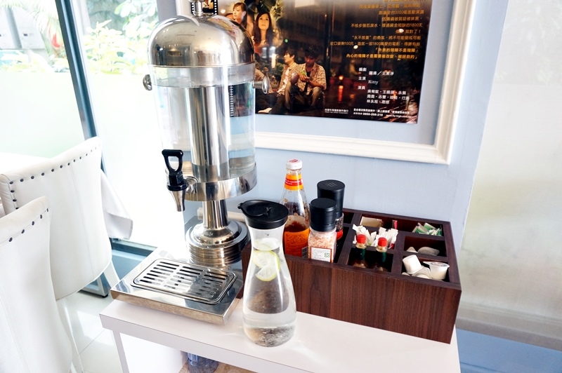 【台南市-東區】飛饗義法典藏料理。C/P值頗高的義法料理~有義大利麵、燉飯、排餐還有採預約制的法式料理,另有女生愛的下午茶哦~激推甜點藍莓乳酸優格冰淇淋